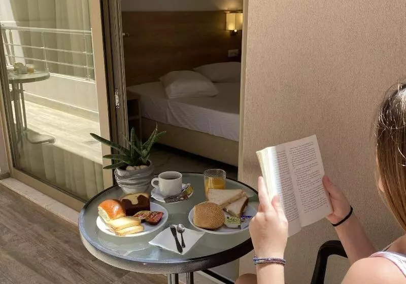 Hotelli Marvel Deluxe Rooms