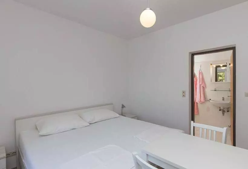 ペンション Rooms Villa Basica