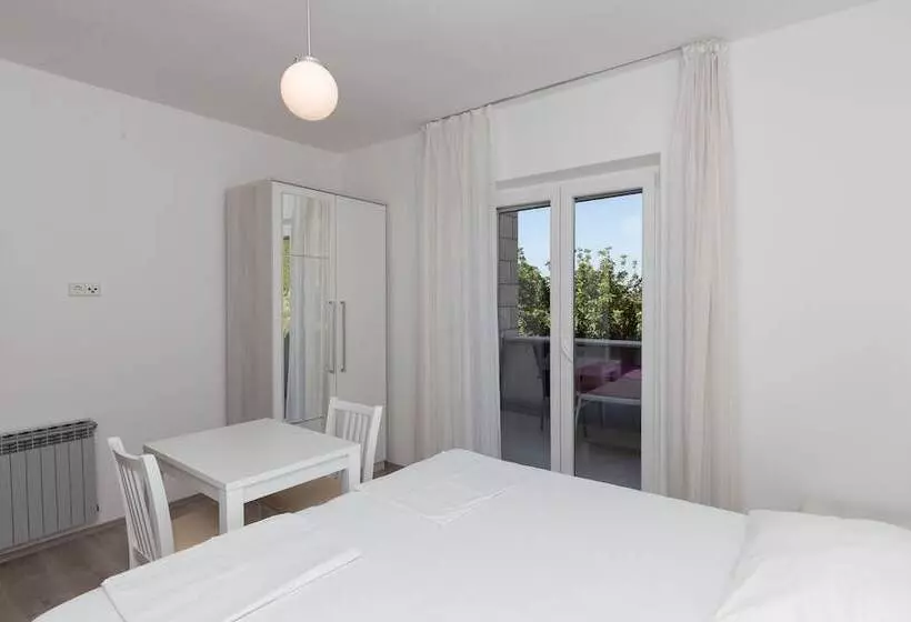 ペンション Rooms Villa Basica