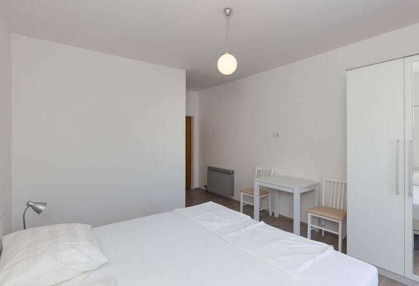 פנסיון Rooms Villa Basica