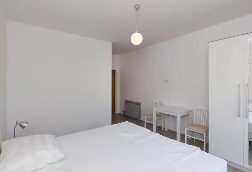 ペンション Rooms Villa Basica
