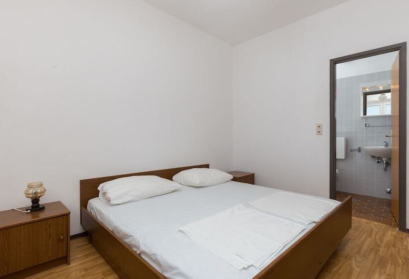 פנסיון Rooms Villa Basica