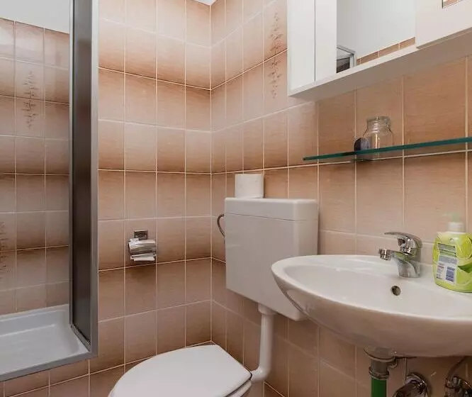 ペンション Rooms Villa Basica