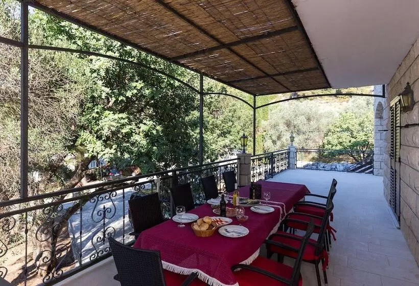 ペンション Rooms Villa Basica
