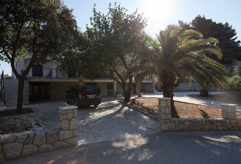 פנסיון Rooms Villa Basica