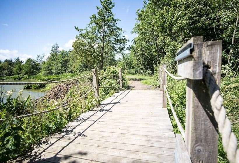 Felmoor Lodge Sleeps 4, Hot Tub & Parking