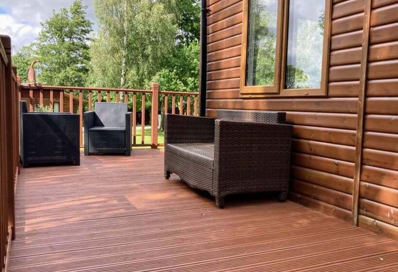 Felmoor Lodge Sleeps 4, Hot Tub & Parking