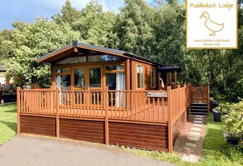 Felmoor Lodge Sleeps 4, Hot Tub & Parking