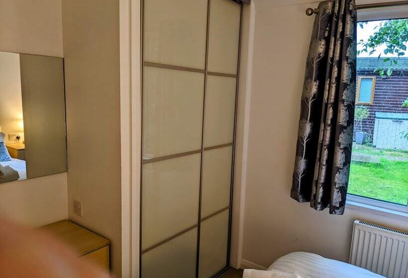 Felmoor Lodge Sleeps 4, Hot Tub & Parking