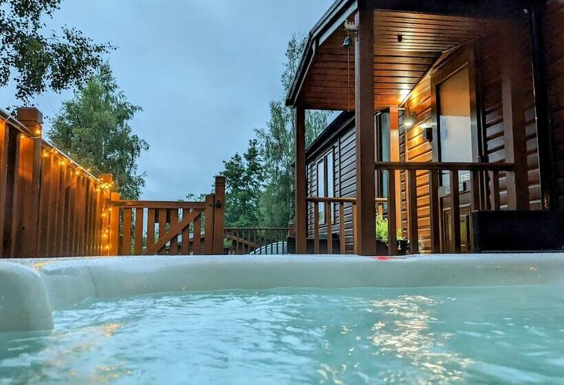Felmoor Lodge Sleeps 4, Hot Tub & Parking