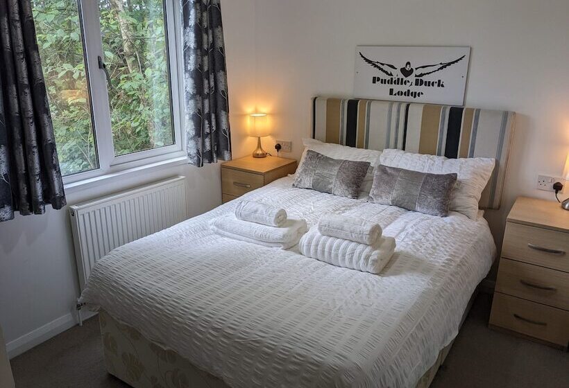 Felmoor Lodge Sleeps 4, Hot Tub & Parking