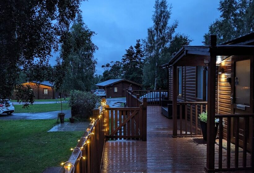 Felmoor Lodge Sleeps 4, Hot Tub & Parking