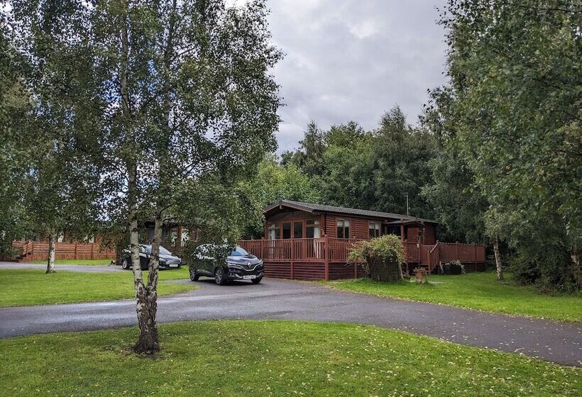Felmoor Lodge Sleeps 4, Hot Tub & Parking