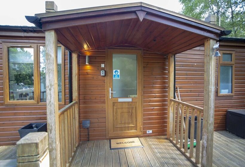 Felmoor Lodge Sleeps 4, Hot Tub & Parking