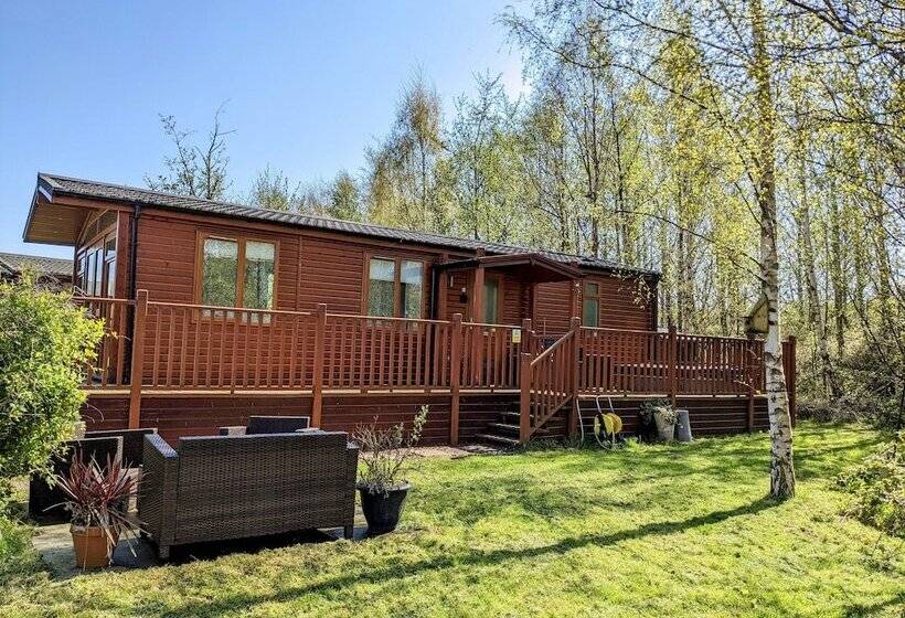 Felmoor Lodge Sleeps 4, Hot Tub & Parking