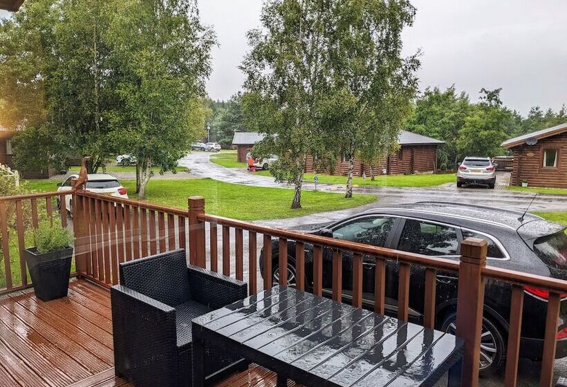 Felmoor Lodge Sleeps 4, Hot Tub & Parking