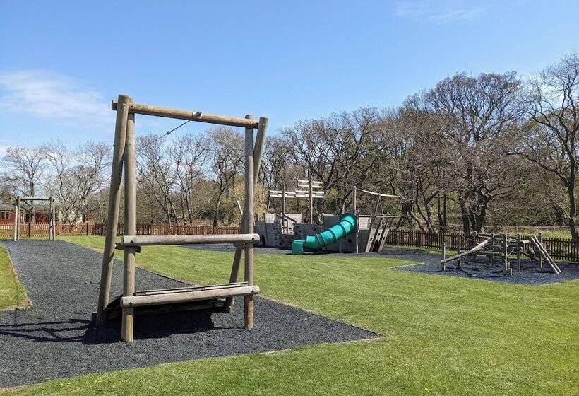 Felmoor Lodge Sleeps 4, Hot Tub & Parking