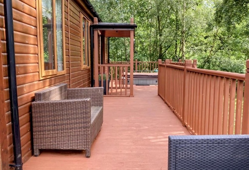 Felmoor Lodge Sleeps 4, Hot Tub & Parking