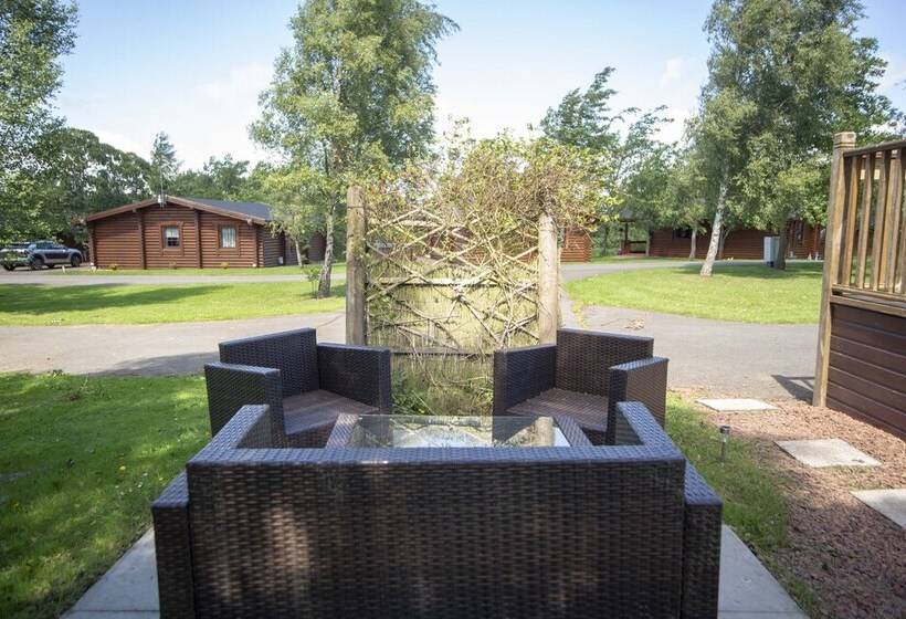 Felmoor Lodge Sleeps 4, Hot Tub & Parking