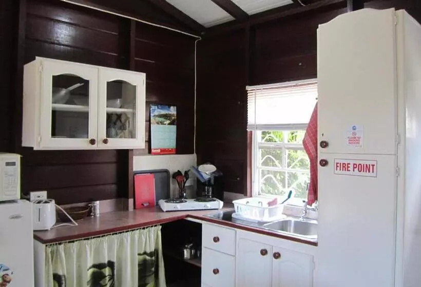 پانسیون Dolphin Inn Guesthouse & Apartments