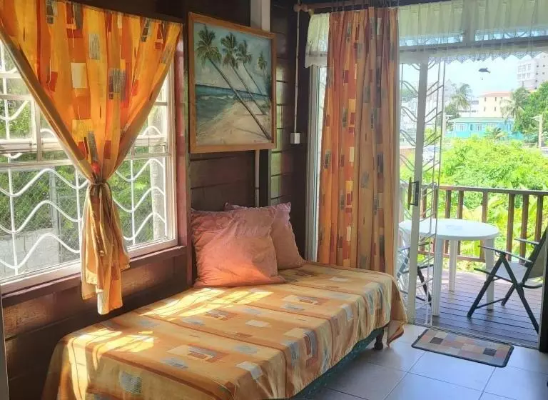 پانسیون Dolphin Inn Guesthouse & Apartments