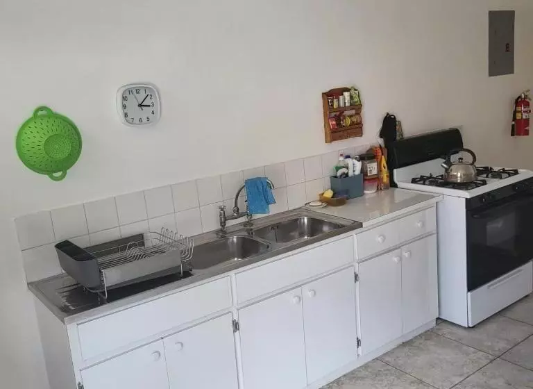 پانسیون Dolphin Inn Guesthouse & Apartments