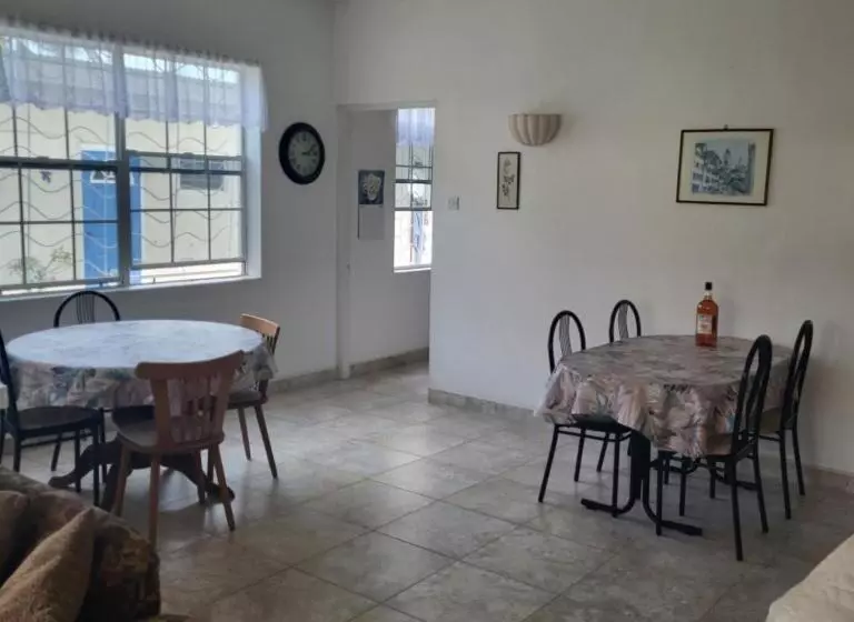 پانسیون Dolphin Inn Guesthouse & Apartments