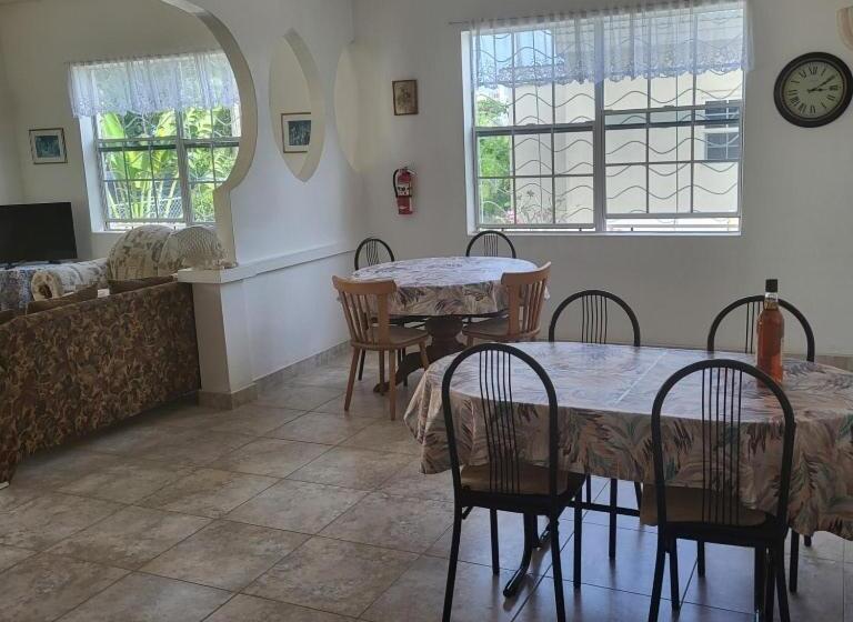 پانسیون Dolphin Inn Guesthouse & Apartments