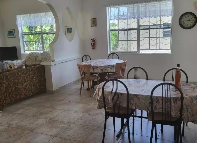 پانسیون Dolphin Inn Guesthouse & Apartments