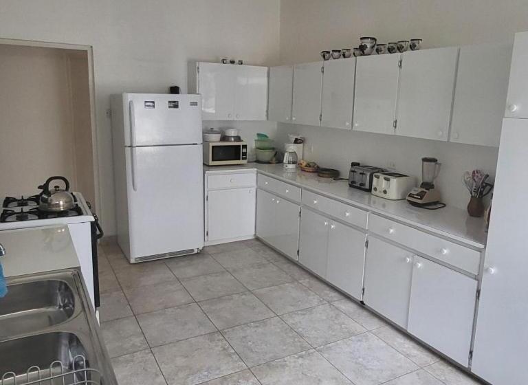 پانسیون Dolphin Inn Guesthouse & Apartments