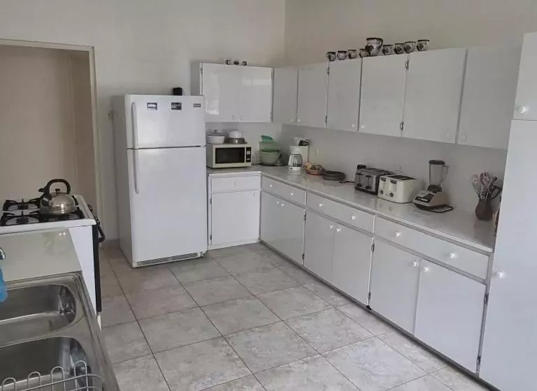 پانسیون Dolphin Inn Guesthouse & Apartments