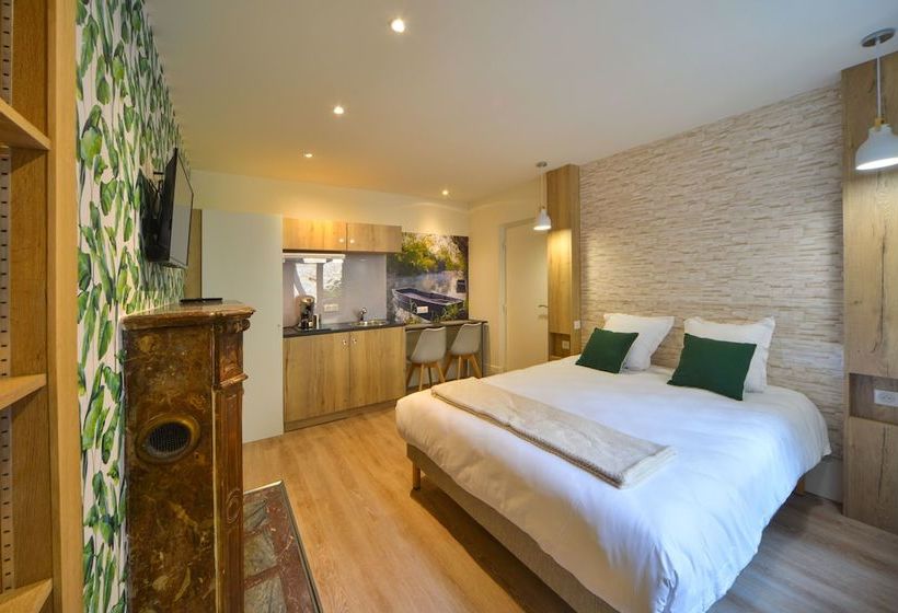 Puits De Jouvence, Au Coeur Des Commerces