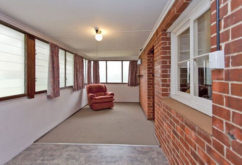 Red Brick Beauty   Central Cottage