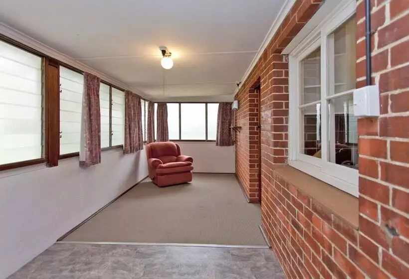 Red Brick Beauty   Central Cottage