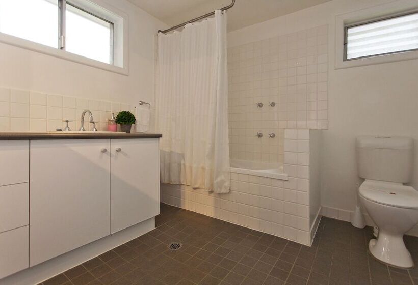 Red Brick Beauty   Central Cottage