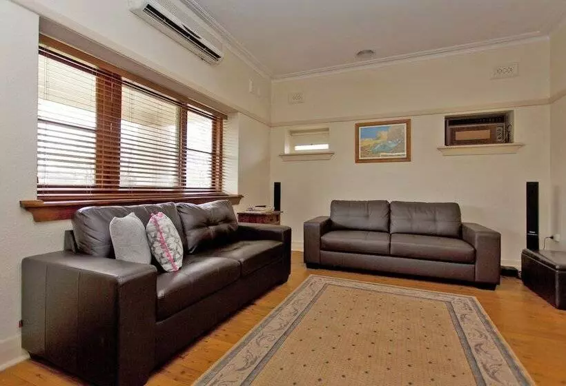 Red Brick Beauty   Central Cottage