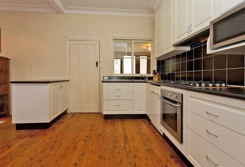 Red Brick Beauty   Central Cottage