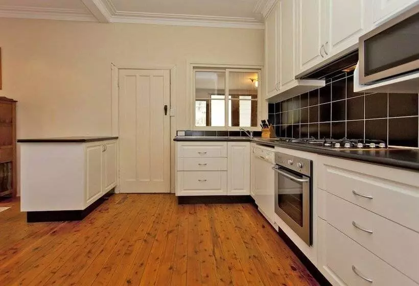 Red Brick Beauty   Central Cottage