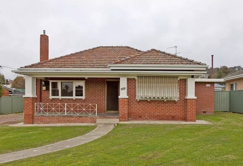 Red Brick Beauty   Central Cottage
