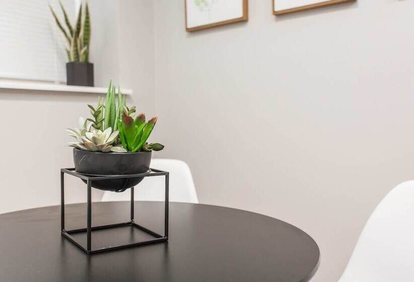 Mid Century Gem Comfort, Close To Train 3bd