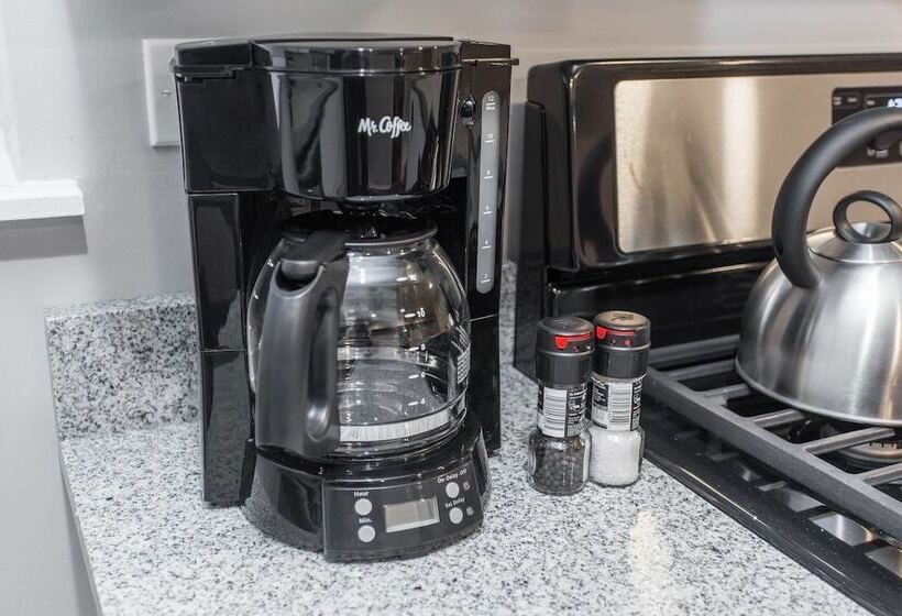 Mid Century Gem Comfort, Close To Train 3bd