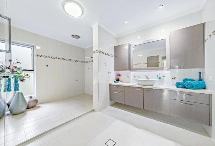 Panoramic Paradise On Shute