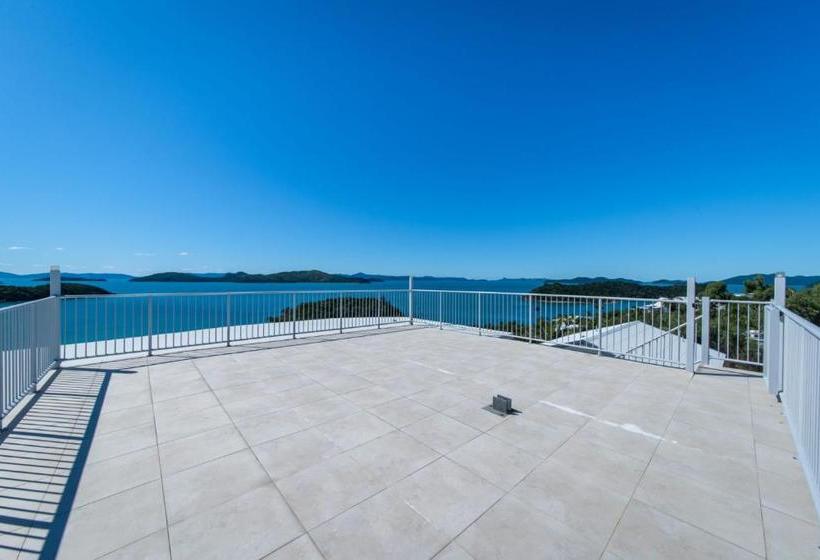 Panoramic Paradise On Shute