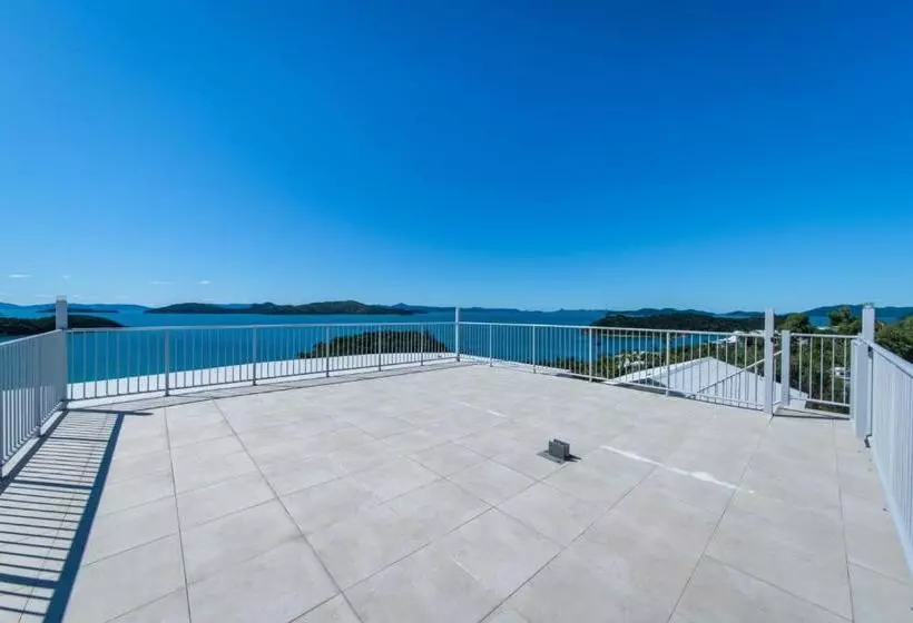 Panoramic Paradise On Shute