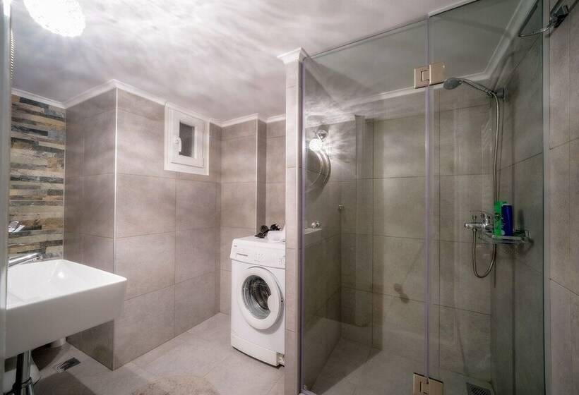 Acropolis Deluxe Apt Must