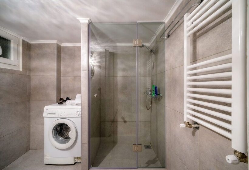 Acropolis Deluxe Apt Must