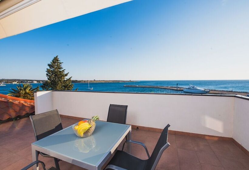 Apartments By The Sea Semy