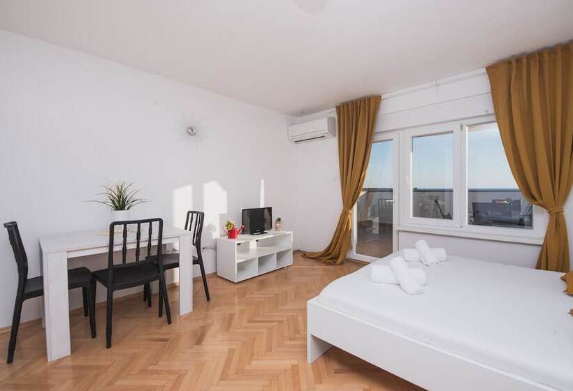 Apartments By The Sea Semy