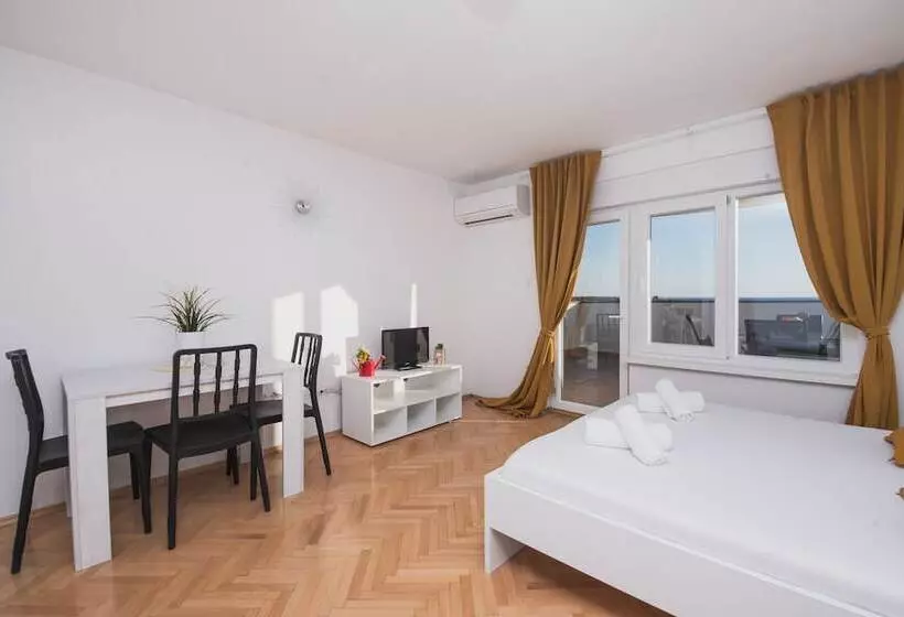 Apartments By The Sea Semy