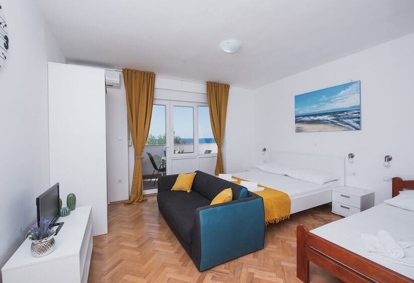 Apartments By The Sea Semy